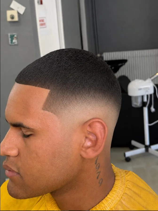 Dégradé américain avec contour de front net au rasoir