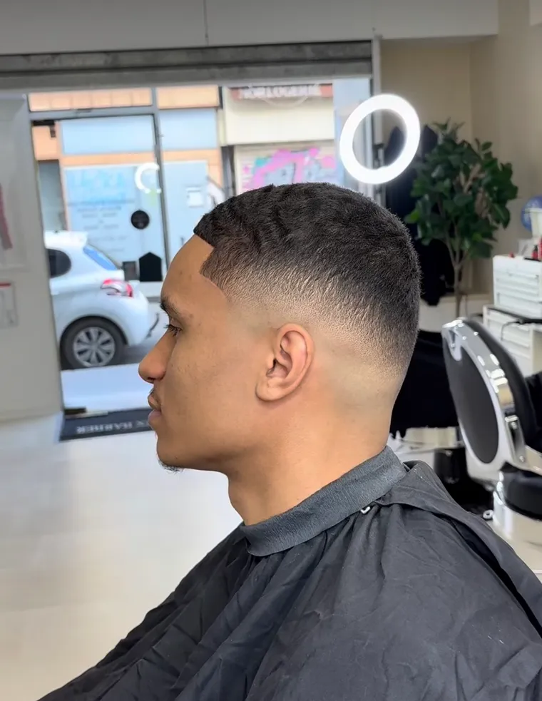 Tresses collées et dégradé bas, travail sur cheveux texturés