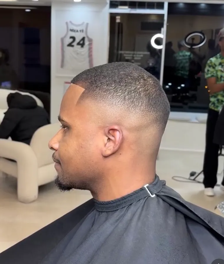 Coupe courte et barbe dessinée