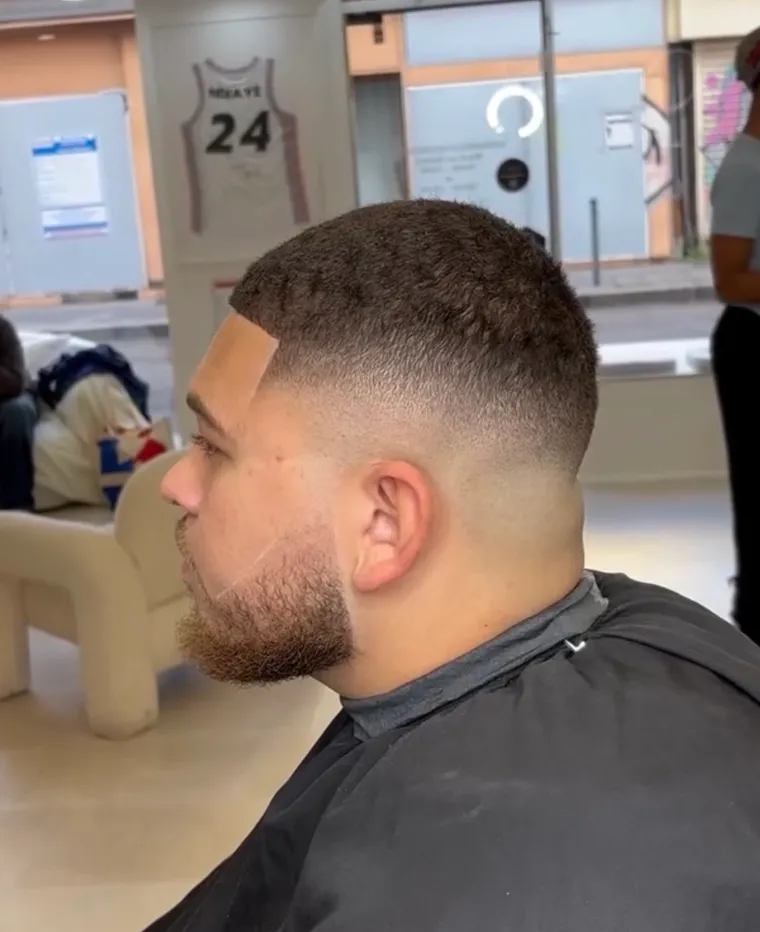 Dégradé et barbe pleine sculptée
